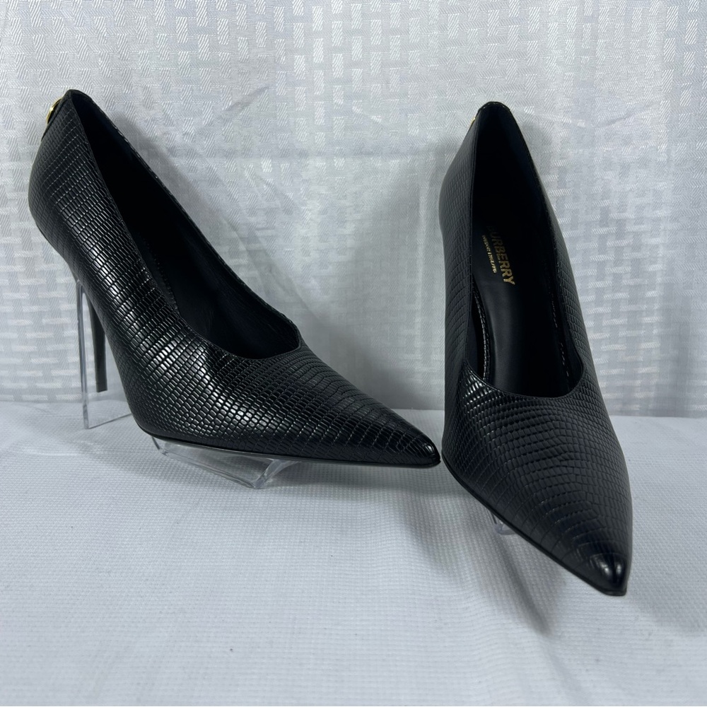 7043: NWOT: Burberry Lizard-Embossed Black Leather Pumps – Size 41